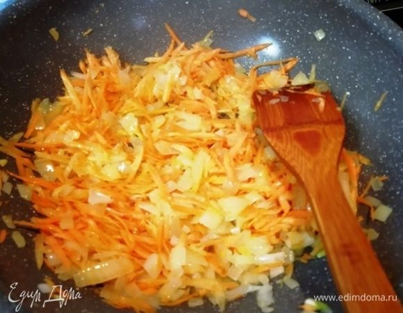 Добавим морковь. Обжарим 3 минуты.