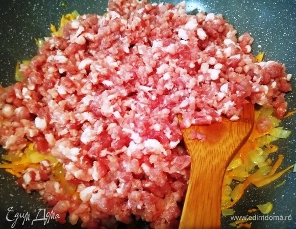 Добавим фарш. Перемешаем, обжарим 3 минуты.