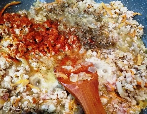 Добавим бульон (у меня домашний говяжий, подсоленный), черный молотый перец, паприку, соль по вкусу. Перемешаем и оставим до выпаривания всей жидкости. Тем временем подготовим картофель.