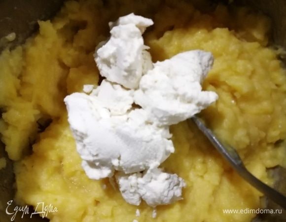 Добавим рикотту. Снова пройдемся толкушкой.