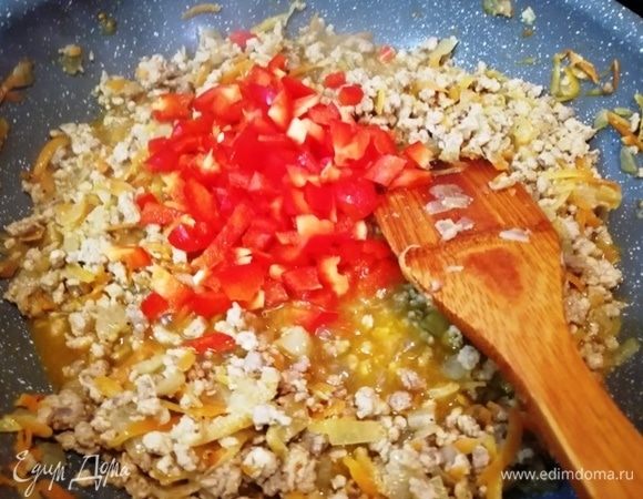 Вся жидкость из фарша практически выпарена, добавим порезанный болгарский перец и чеснок. Перемешаем.