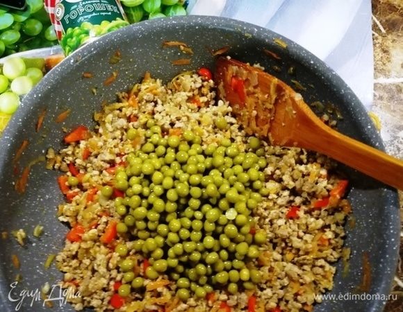 Добавляем зеленый горошек ТМ «Фрау Марта» и перемешиваем.