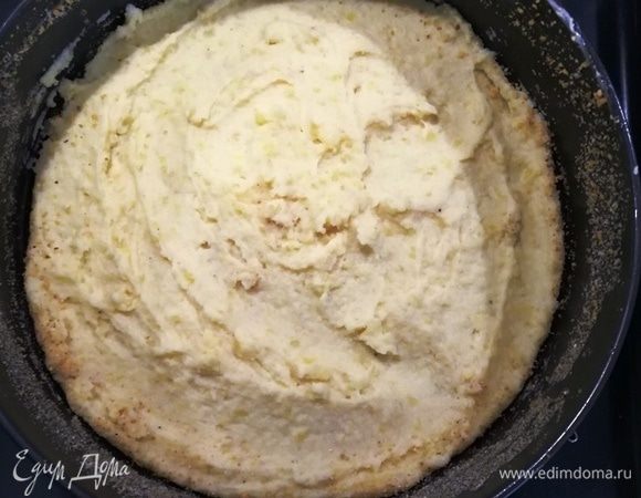 Пюре делим на 2 части. Форму для выпечки смазываем сливочным маслом, посыпаем сухарями и выкладываем 0,5 части пюре.