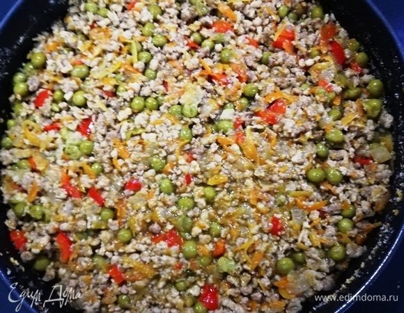 Выкладываем мясную начинку.