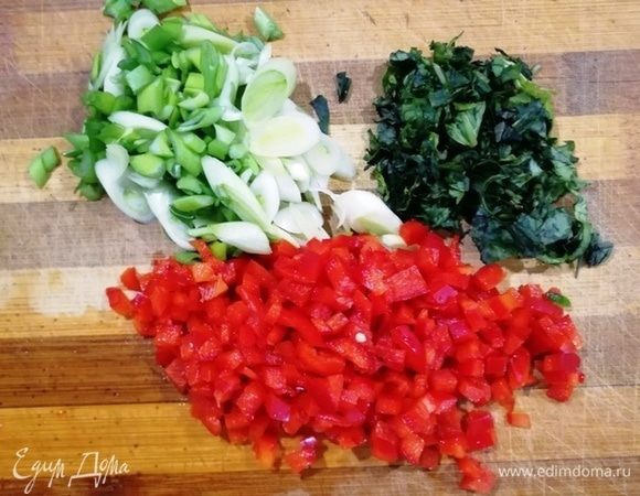 В это время нарезаем базилик, зеленый лук и болгарский перец.