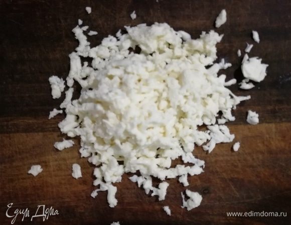 Моцареллу натираем на крупной терке. 
