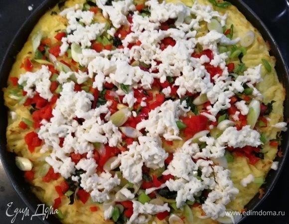 Посыпаем базиликом, луком, моцареллой и отправляем обратно в духовку. На 5 минут.