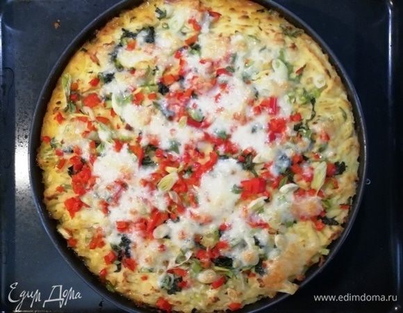 Моцарелла расплавилась и такой яркий пастуший пирог у нас получился. Оставляем его в форме на 5-7 минут. Затем аккуратно снимаем форму.
