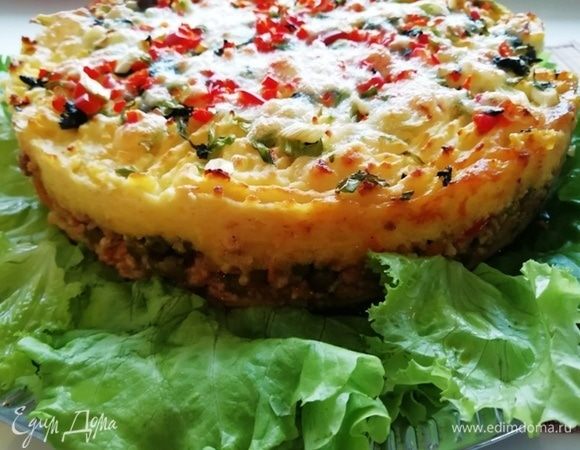 Укладываем пирог на блюдо.