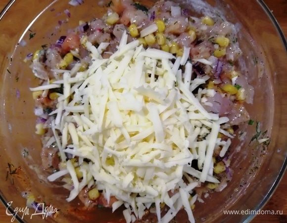 Добавляем натертый на крупной терке сыр и перемешиваем.