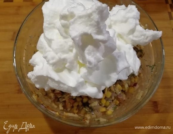 Белки взбиваем до устойчивых пиков и вмешиваем в полученную массу.