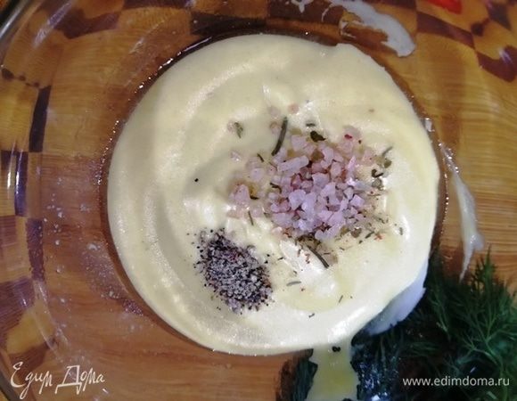 Добавляем нарезанный мелко репчатый лук и черный молотый перец.
