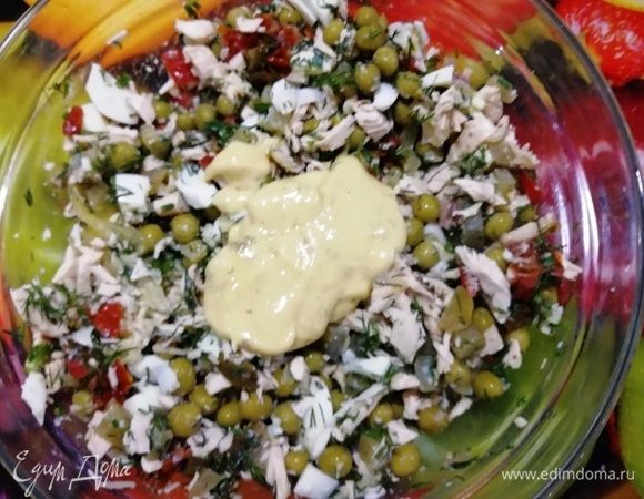 Добавляем заправку. Перемешиваем.