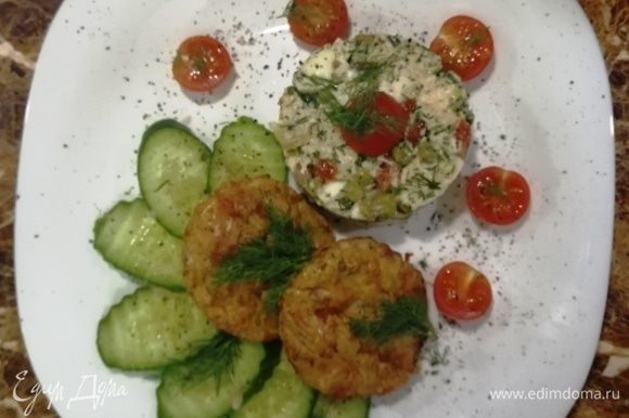 Выкладываем на тарелку куриные маффины и салат через кулинарное кольцо. Овощи добавляем по желанию.
