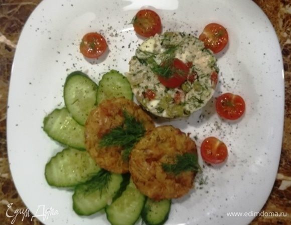 Выкладываем на тарелку куриные маффины и салат через кулинарное кольцо. Овощи добавляем по желанию.