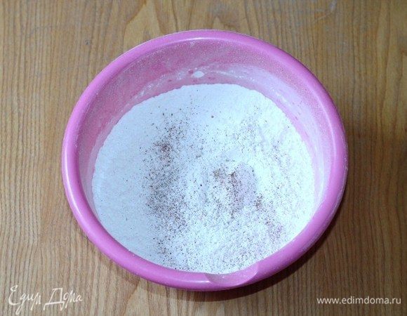 Смешать просеянную муку с разрыхлителем, щепоткой соли и корицей.
