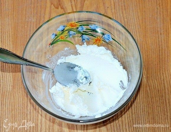 Растереть столовой ложкой мягкое сливочное масло с сахаром.
