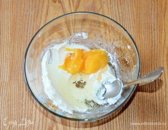 Добавить растительное масло и мед. 
