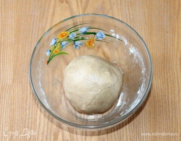 Постепенно добавить мучную смесь и замесить мягкое тесто.
