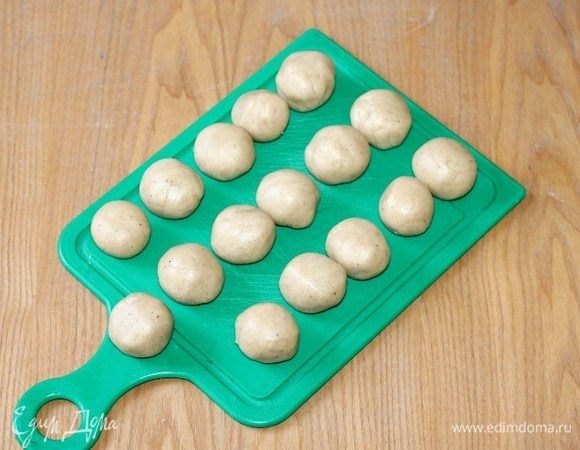 Разделить тесто на 16 частей и скатать шарики. 