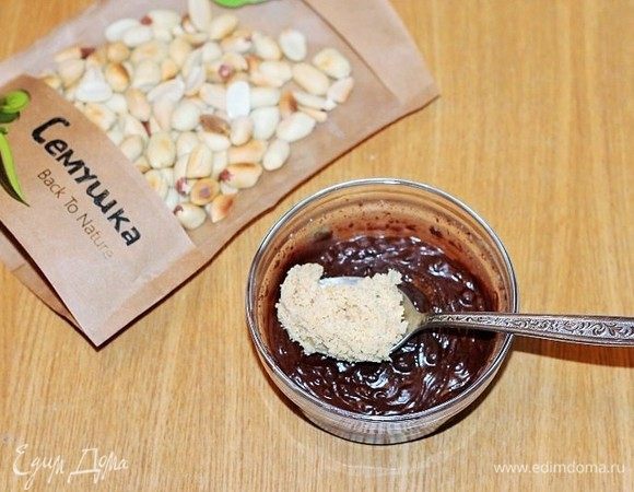 Растопить шоколад с молоком (2-3 ст. л.) на водяной бане или в микроволновке. Затем добавьте ореховую пасту и перемешать. Если смесь густая,  добавить еще 1 ст. л. молока.