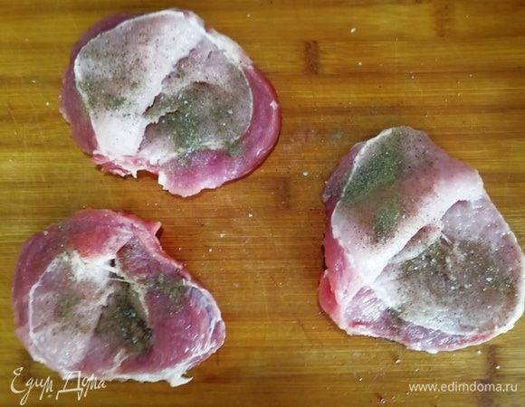 Свинину разрезаем «книжкой» не до конца. Солим и перчим.