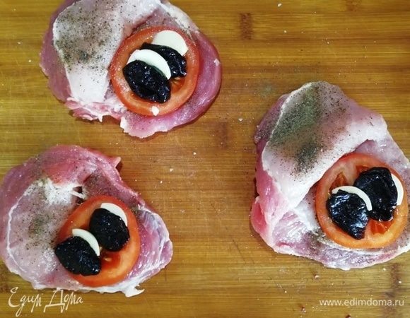 Укладываем дольку помидора, чеснок, чернослив.