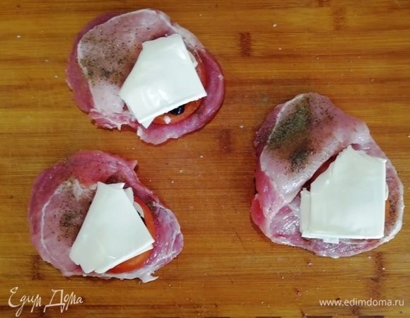 Выкладываем по пластине плавленного сыра.