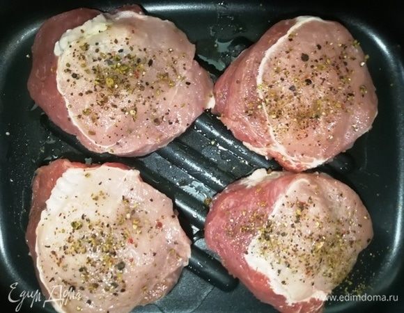 Закрываем стейки, сверху посыпаем можжевельником и черным молотым перцем. Присаливаем. Выкладываем стейки на противень. Ставим в разогретую до 200°С духовку на 20 минут.