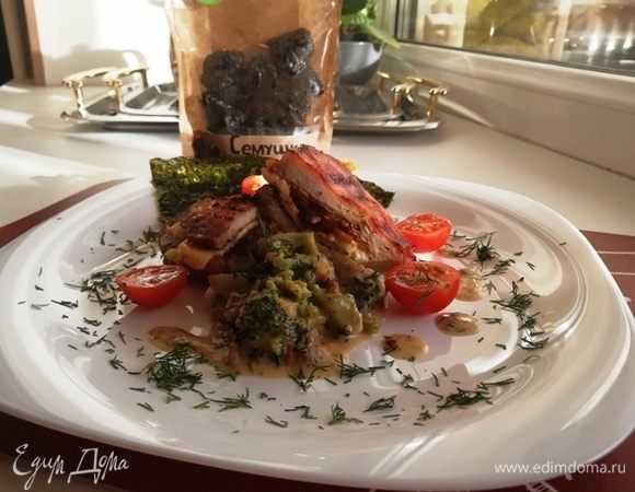 Подаем к столу! Я подала с овощами и сливочной капустой брокколи.