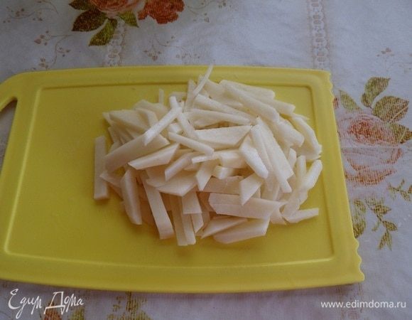 Картофель нарезаем тонкой соломкой.