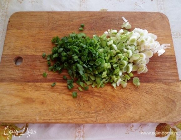 Мелко нарезаем зеленый лук.