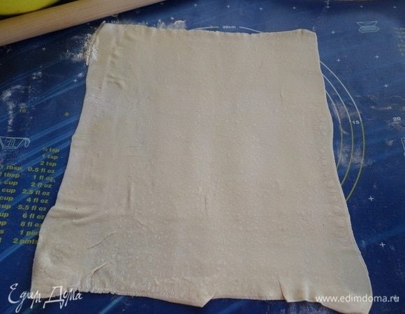 На рабочей поверхности раскатываем 1 пласт теста в виде прямоугольника.