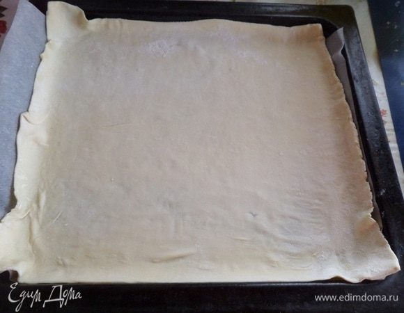 С помощью скалки переносим тесто на противень, застеленный пергаментом.  Формируем бортики.