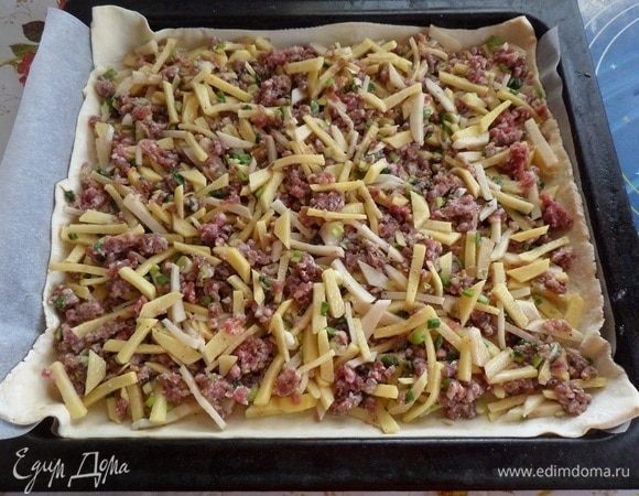 На противень с тестом выкладываем начинку. Равномерно распределяем. 