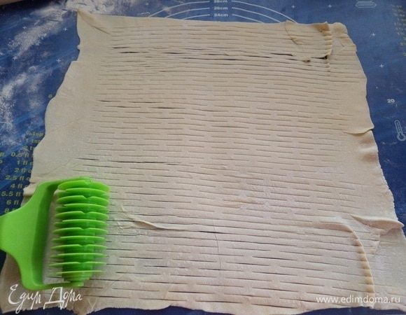 Раскатываем 2 пласта теста. Специальным роликом или с помощью ножа делаем «узор» решетку.