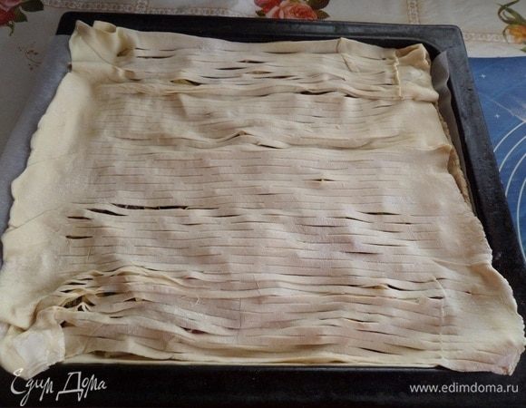 Накрываем начинку 2 пластом теста.