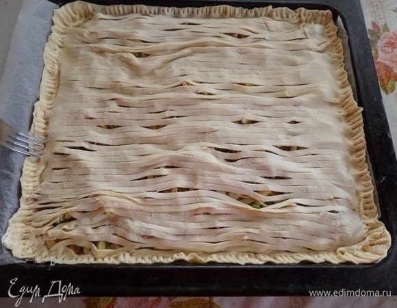 С помощью вилки защипываем края.