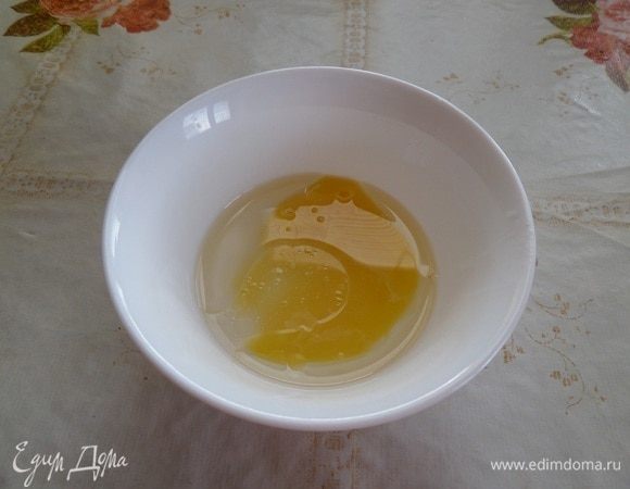 В чашечке смешиваем желток, растительное масло и воду. 