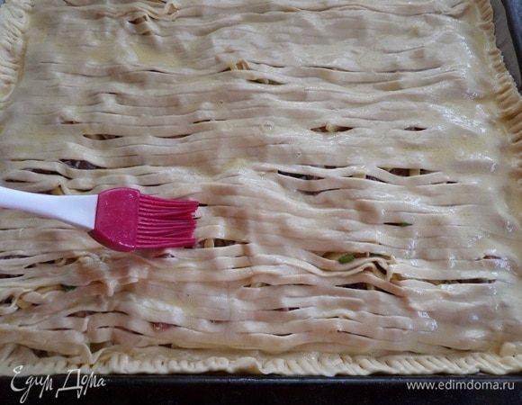 Этой смесью смазываем пирог.