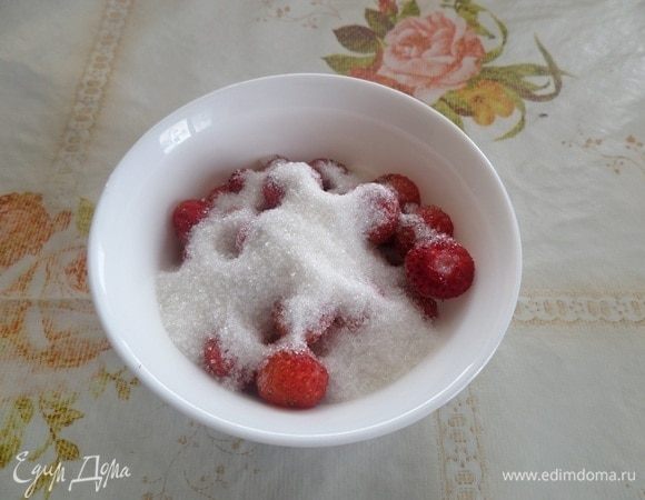 Подготавливаем продукты. Клубнику выкладываем в чашку и добавляем сахар. Чашку помещаем в микроволновую печь на 2 минуты при максимальной мощности.
