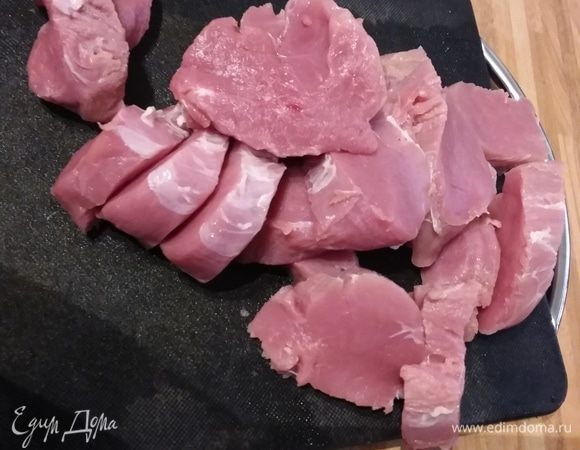 Также, справедливости ради, нужно отметить, что в оригинале виндалу готовят из жирной свининки (шеи или лопатки). Я решила сделать более постный вариант.
У меня филе свиное, его нужно очистить от пленок и нарезать на шайбы.   