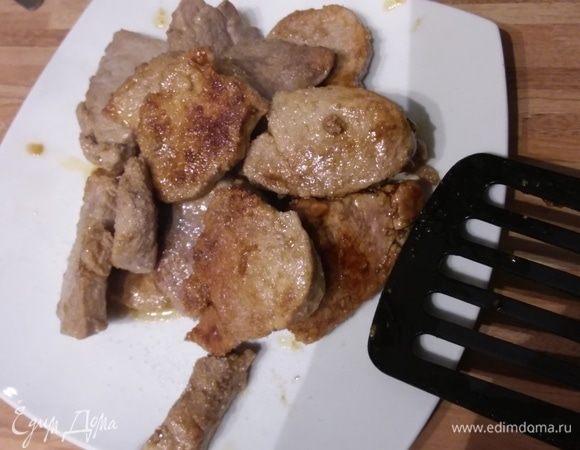 В сковороде разогреть масло и обжарить мясо с обоих сторон до золотистой корочки. Выложить в тарелку и посолить. Филе готовится быстро, если его пересушить, это мясо станет несъедобным.