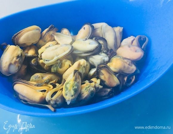 Отварить мидии ТМ «Магуро», как указано на упаковке. Мидии смешать со столовой ложкой оливкового масла, соль, прованские травы.