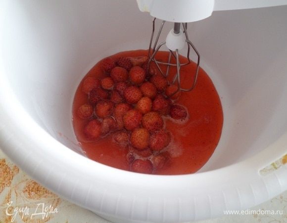 Клубнику выкладываем в чашу миксера. Добавляем свекольный сок (свеклу очистить, натереть на мелкой терке и выжать сок, потребуется 1/2 ч. л. свекольного сока).