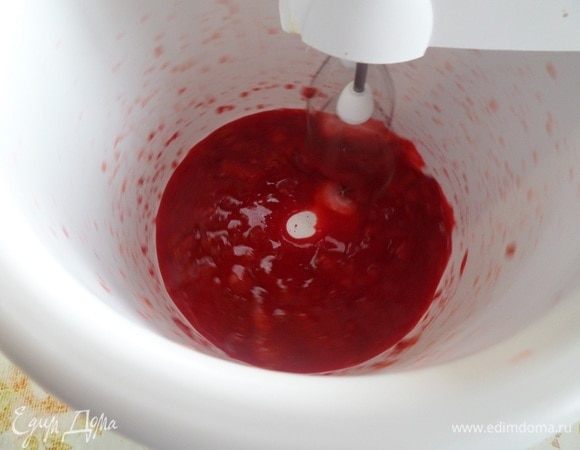 Взбиваем, измельчаем клубнику на малой скорости миксера.