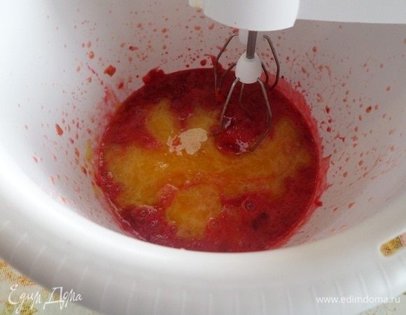 Добавляем в чашу яйцо, соль и растопленное сливочное масло.