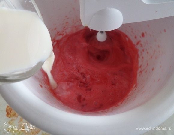 Добавляем молоко. Взбиваем.