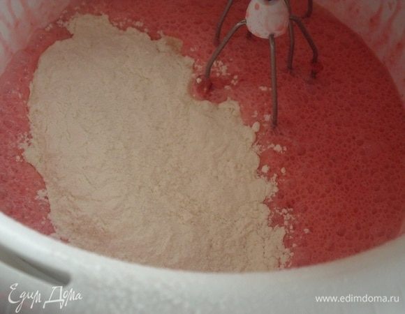 Добавляем просеянную муку и разрыхлитель теста.