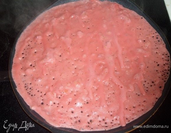 Выпекаем блины на смазанной маслом сковороде.